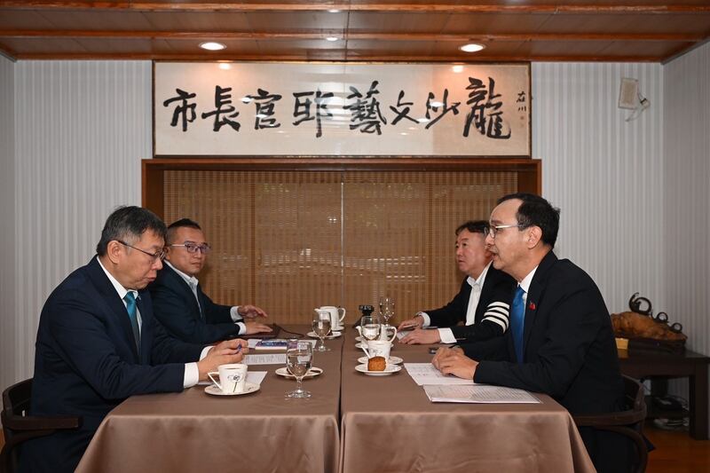 10月30日,台湾民众党和中国国民党两党主席举行政党协商会议,商讨2024总统和立委选举“蓝白合”的可能性。(台湾民众党提供)