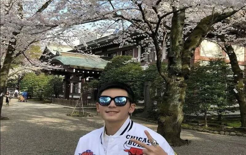 中国艺人张哲瀚曾在日本靖国神社前拍照,遭网友起底、官媒攻击,中纪委批评“德不配位,必有灾殃”。(微博)