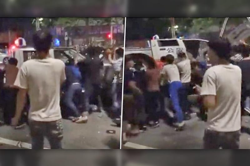 广州爆发大规模抗议民众掀翻警车(网络视频截图)