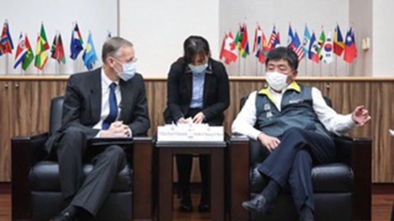 美国在台协会处长郦英杰1日拜访台湾中央疫情指挥中心指挥官陈时中。(AIT脸书)