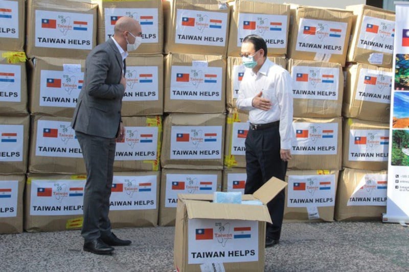 巴拉圭卫生部长马索雷尼（左）上个月18日发推文感谢台湾捐赠口罩。（图取自twitter）