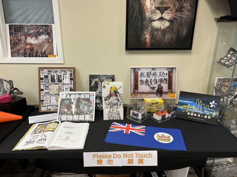 現場有不少由全球各地港人借出的社運物件,包括頭盔、防毒面具、標語牌等