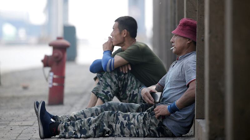 2019年5月16日，工人在天津港附近的物流中心外休息。（路透社）