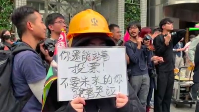 蔡英文一月大选前夕车队扫街,有上百位自香港赴台和在台港人在路上向她加油表达支持。(资料照、记者夏小华摄)