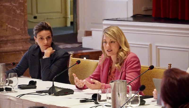 加拿大外交部长乔美兰(Mélanie Joly)表示,加拿大永远不会接受公民遭他国任意拘捕。 (乔美兰X照片)