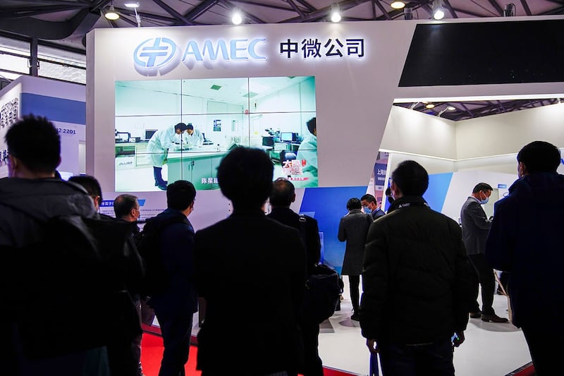 在2021年3月17日举办的上海国际半导体展览会(SEMICON CHINA)上,人们参观中微半导体设备(上海)股份有限公司(简称“中微公司”)的展位。(路透社)