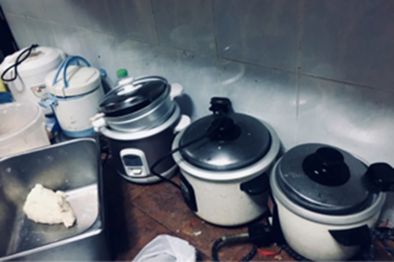 客工宿舍里每个人都有一个自己的电锅,每天煮饭可以吃饱,比外食省钱。(宋家瑜拍摄)
