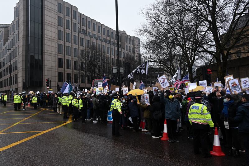 隨著擠出馬路上的示威者越來越多開始影響交通，有巴士一度無法駛走。（梁銘康攝）