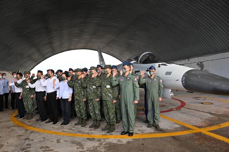 蔡英文总统30日赴离岛澎湖视察军队,并下令对中方派无人机侵扰金门应有所反制。(蔡英文脸书)