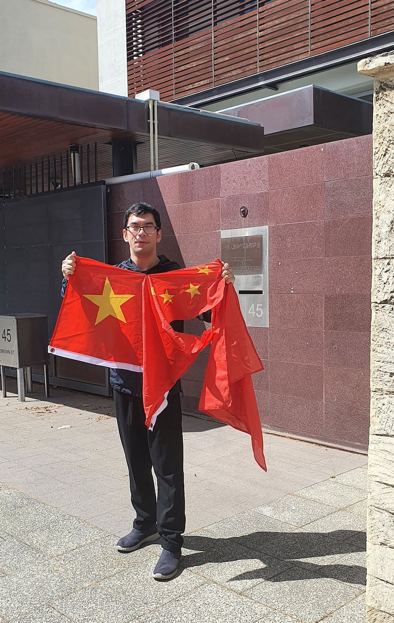吕睿超今年10月1日在中国驻珀斯领事馆前手撕中国国旗抗议中国政府打压人权(吕睿超供图)