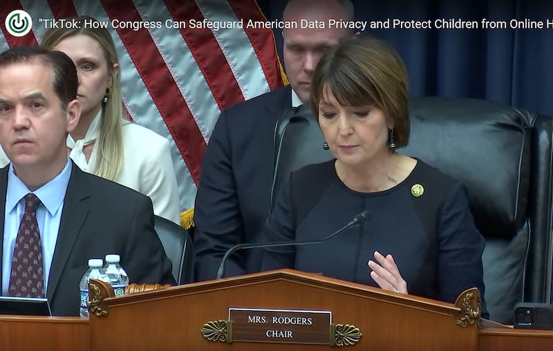 美国联邦众议员罗杰斯(Cathy McMorris Rodgers)表示,TikTok 可收集任何可以想象的数据,并受中共的操纵。她同时提醒若证人给出虚假的答案,会被追究法律责任。(视频截图/美国国会)