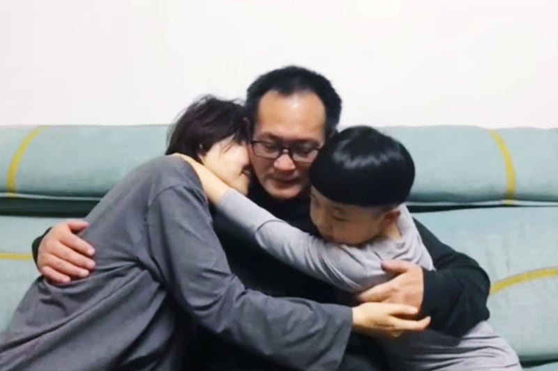 资料照：维权律师王全璋在2020年4月出狱，27日晚间和北京的家人团聚。 （图／Suyutong Twitter影片截图）