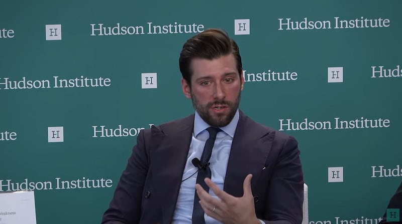 华盛顿智库保卫民主基金会(Foundation for Defense of Democracies)中国问题高级研究员克雷格·辛格尔顿(Craig Singleton)则在会上谈到,美中关系在“拜习会”后有“低荡”(Détente)的趋势。(视频截图/哈德逊研究所官网)