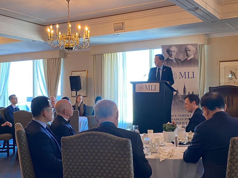 台湾外交部政务次长李淳在智库研讨会上发表演讲。除公开参与两场论坛外,也有与加拿大政府官员会晤的行程。 (驻加拿大台北经济文化代表处提供)