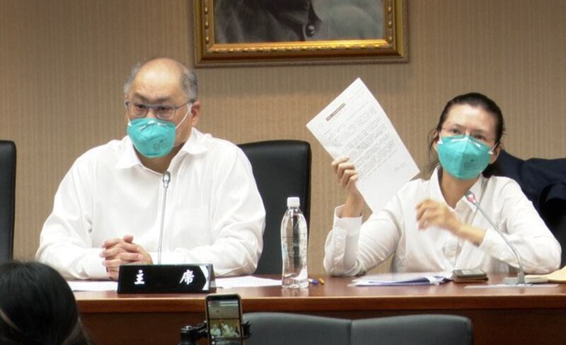 在中国被判”颠覆国家政权罪”的台湾NGO工作者李明哲,刑满五年获释返台后,首次与妻子李净瑜召开记者会。(记者李宗翰摄)