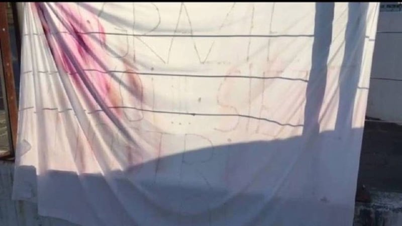 意大利某家医院的外墙挂着布条感谢医护人员,录下影片的神父哭着口述白布写着“你是我们的英雄”。(截自灵医会提供影片)