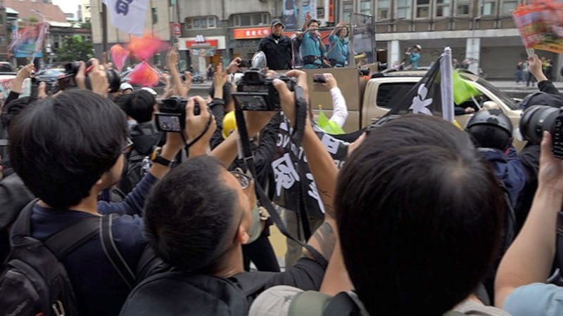 蔡英文一月大选前夕车队扫街,有上百位自香港赴台和在台港人在路上向她加油表达支持。(RFA资料照)