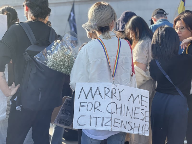 中国留学生M希望表达对过去两年的疫情防控政策、“铁链女”事件,以及李文亮医生死亡等事件的综合不满。(吕熙拍摄)