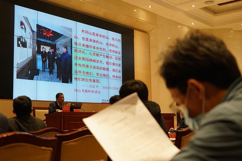 2021 年 4 月 9 日,一名讲师在中江西省井冈山的中国行政领导学院为学生授课。(美联社)