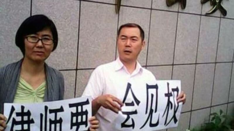 精神遭到极大摧残、出狱后曾被确诊为精神分裂的李春富律师(右)(微博截图)