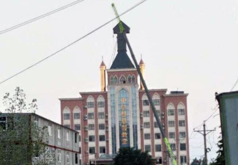 资料图片:河南郑州市中牟县基督教堂十字架被拆 (对华援助协会)