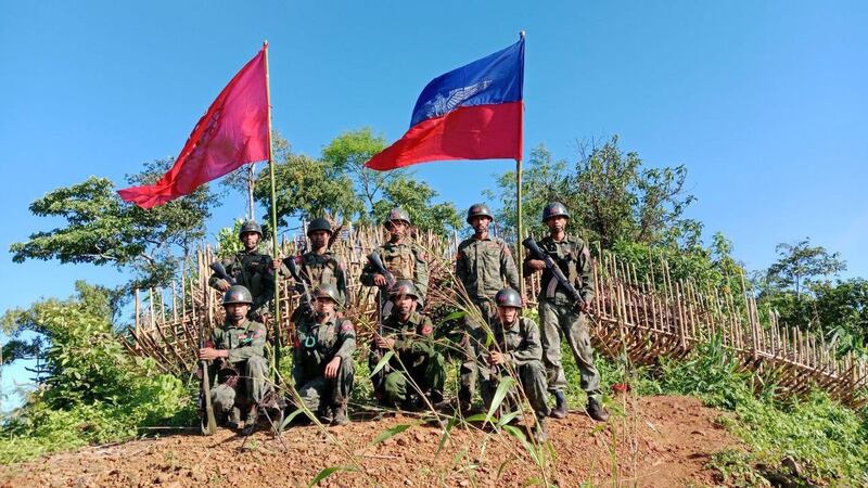 ရခိုင်ပြည်နယ်၊ အမ်းမြို့နယ်အခြေစိုက် မဲတောင်ဗျူဟာအား ၂၀၂၄ ခုနှစ်၊ အောက်တိုဘာလ ၇ ရက်နေ့တွင် အာရက္ခတပ်တော် (AA) မှ သိမ်းပိုက်အပြီး တပ်ဖွဲ့ဝင်အချို့အား တွေ့ရစဉ်။ (Telegram/ AA Info Desk)