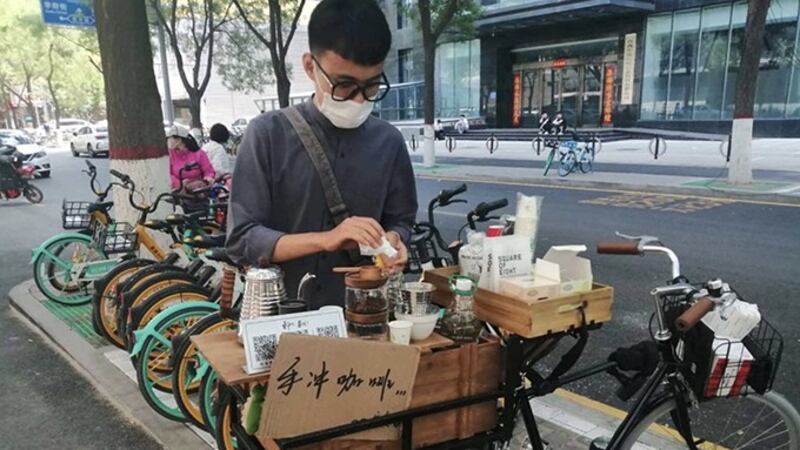 中国的一名年轻人在街头摆起了咖啡摊(社媒截图/乔龙提供)
