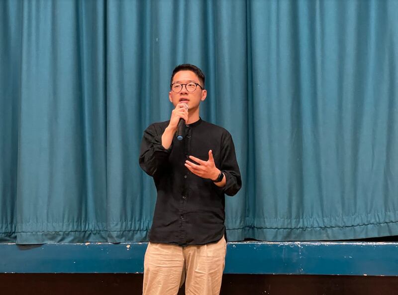 流亡英国的前香港立法会议员罗冠聪发言时表示,当下的香港已容不下反对声音,在英港人再有机会聚在一起讨论时政、聆听候选人的辩论,并投下神圣一票,实在难能可贵。 (吕熙摄)