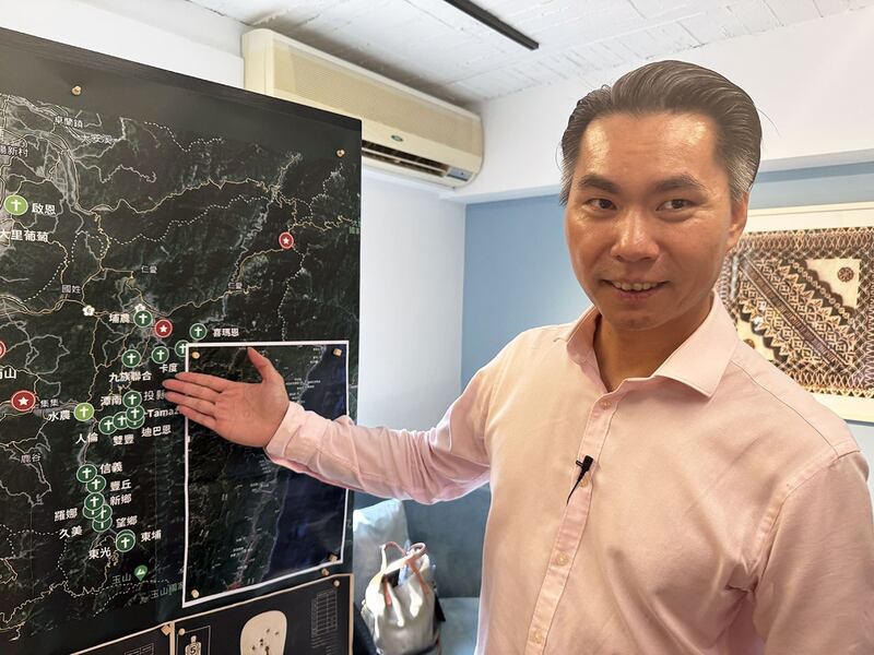 谢易宏说明,如何根据在地情境制定安全地图,规划应对战争不同的危险与威胁。(记者 黄春梅摄)