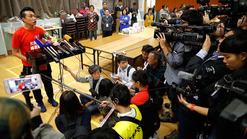 民阵召集人岑子杰接受媒体采访(美联社)