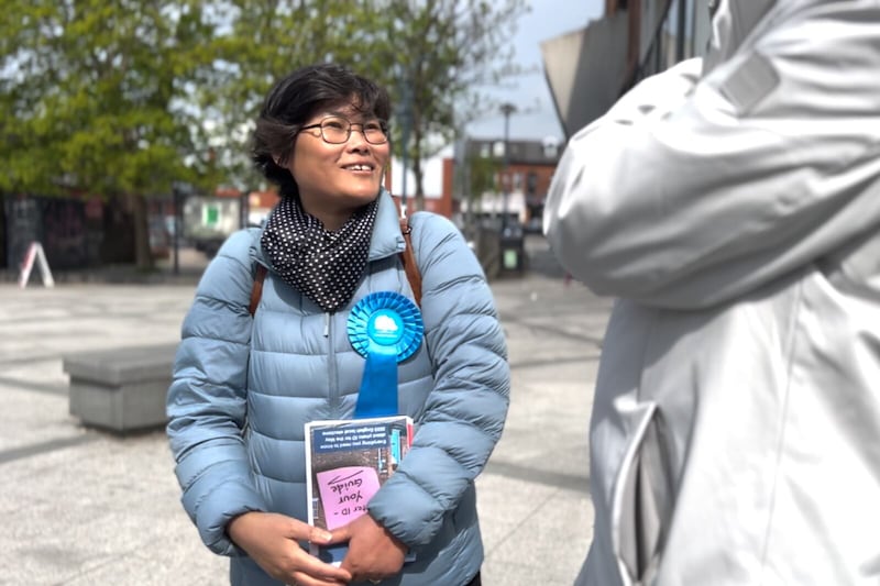 지난 2023년 5월 4일 당시 영국 지방선거에 출마한 탈북민 출신 보수당 후보 박지현 씨가 유권자들을 만나 대화하고 있다. 박 씨는 유권자들에게 이번 선거부터 달라진 본인 인증 절차를 설명하며 투표를 독려했다.