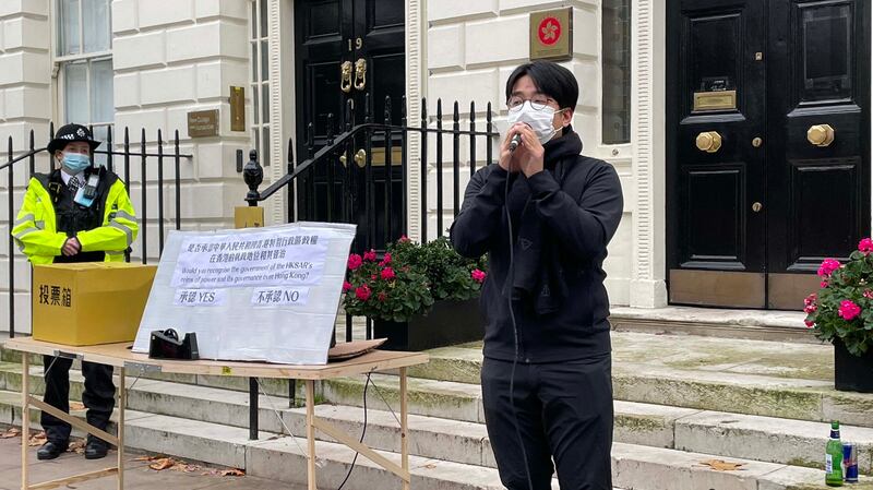 移居英国的前香港黄大仙区议员尤汉邦发言时表示，所有海外港人都有一个共同身份，就是逃离中共极权的“幸存者”，呼吁海外港人以“幸存者”身份警醒国际社会，警惕中共在全球的扩张。（记者邢博泓摄影）