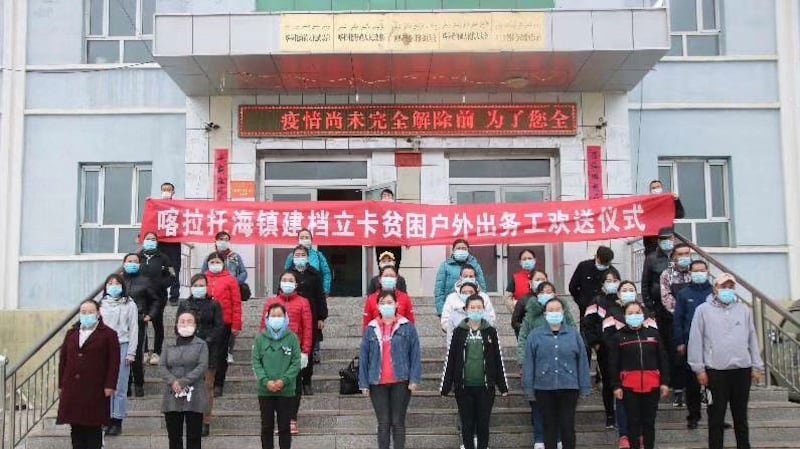 新疆托克斯县喀拉托克镇,一批哈萨克人将前往外省地打工。(志愿者提供/记者乔龙)