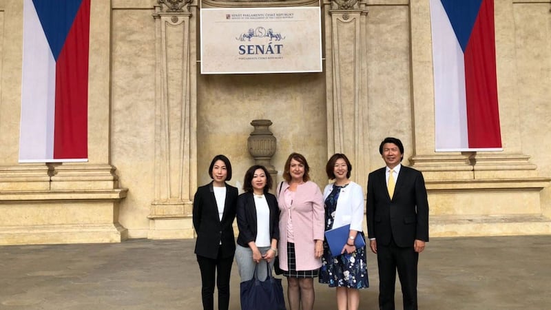 民进党籍立委林静仪(右二)今年夏天率团访问捷克议会,捷克议会副议长霍丝卡(中)接见。(林静仪提供)