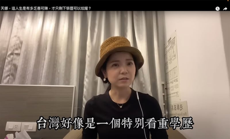 台湾媳妇、中国作家上官乱对战学历、论文抄袭成为台湾选战主轴，开直播节目畅谈此现象。（上官乱youtube截图）