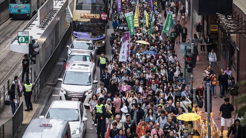 2019年3月31日，一万二千人响应香港民阵和议会民主派议员的号召，在铜锣湾休顿体育场集结，游行反对特区政府提出的《逃犯條例》修正案。呼吁香港特区政府撤回与引渡法有关的《逃犯条例》修正案。（AFP）