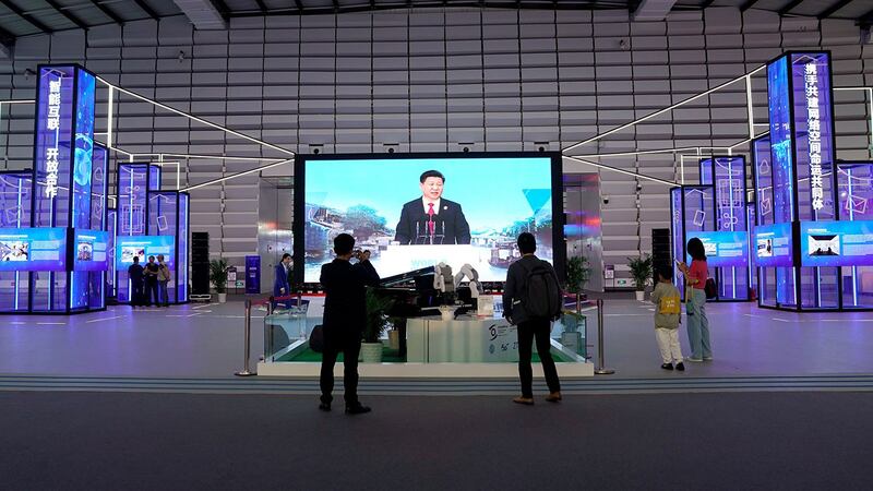 自从中国有了网络防火墙之后,国内民众上的不是世界互联网,而是局域网。图为,2019年10月20日,中国浙江省乌镇举行第六届世界互联网大会(WIC)期间,屏幕上显示习近平讲话。(路透社)