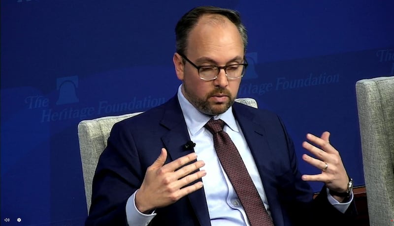 美国智库"大西洋理事会"全球能源安全项目主席兰登·德伦茨(Landon Derentz)在研讨会上指出,中国在清洁能源供应链中的主导地位正在对美国的能源安全构成挑战。(视频截图/传统基金会)