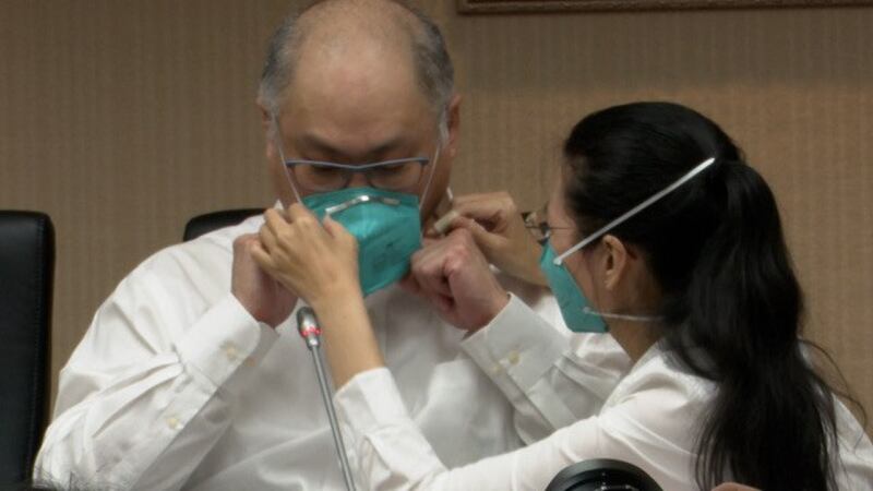 在中国被判”颠覆国家政权罪”的台湾NGO工作者李明哲,刑满五年获释返台后,首次与妻子李净瑜召开记者会。(记者李宗翰摄)