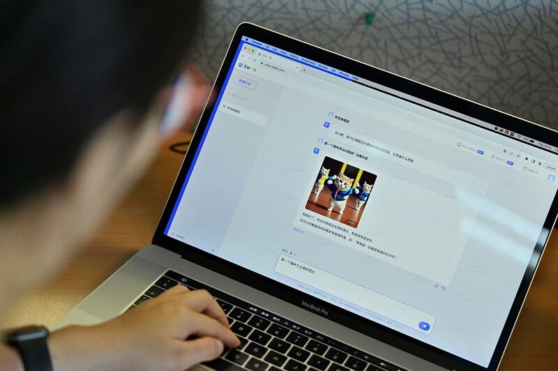 2023年8月31日,手提电脑屏幕上显示的中文聊天机器人--百度"文心一言"。(法新社)