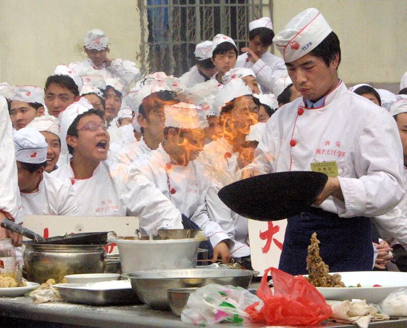 陕西省西安市,来自中国各地的学生厨师参加了一场烹饪比赛。(路透社)