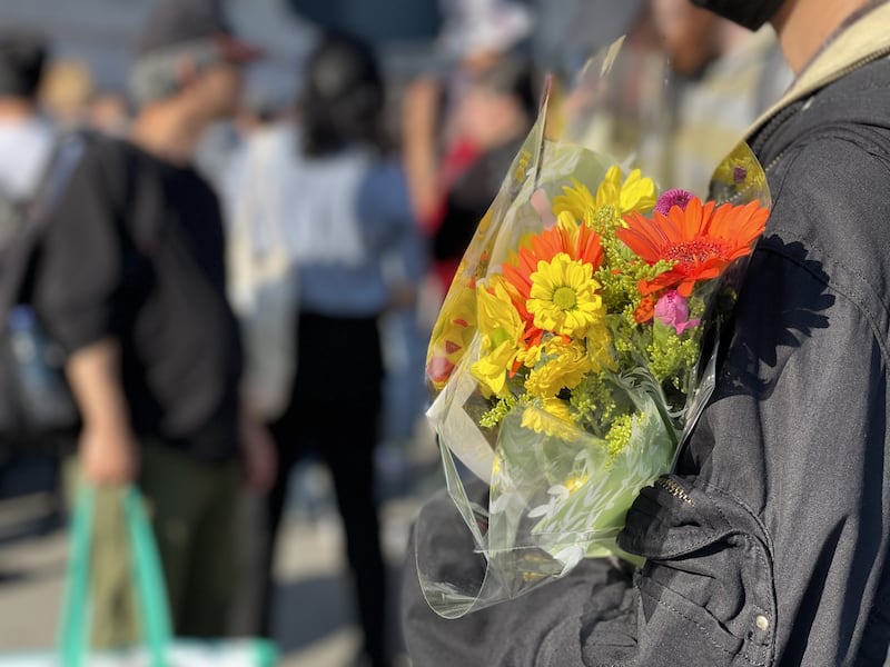 不少中国留学生手持鲜花和自制标语,默默加入集会。(吕熙拍摄)