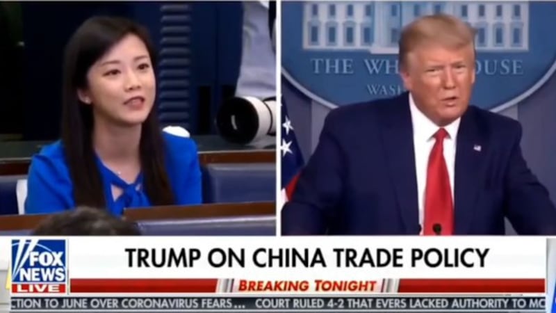 4月6日,香港凤凰卫视驻华盛顿记者王又又(左)在白宫记者会上遭到特朗普的质疑,被询问是否为国营媒体工作。(视频截图/FOX NEWS)