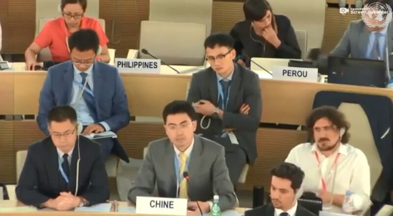 中国常驻日内瓦联合国代表团官员戴德茂打断何韵诗的发言,用中文还击。(视频截图)