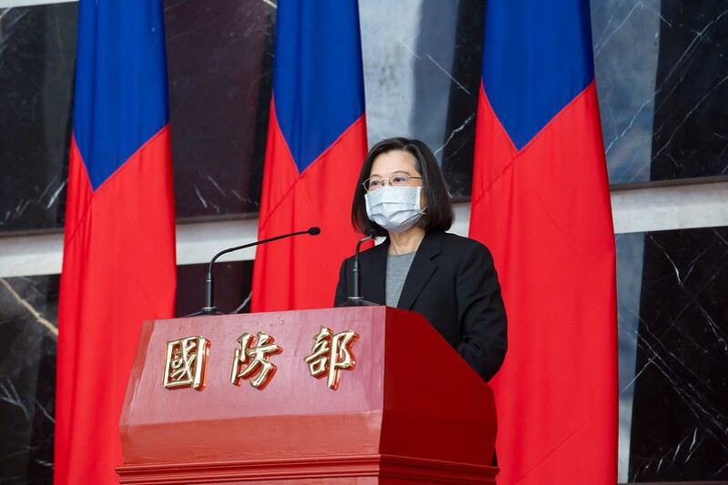台湾的总统蔡英文出席2022年下半年陆海空军晋任将官勖勉典礼,周二她将宣布强化全民国防兵力结构调整方案。(台湾的总统府提供)