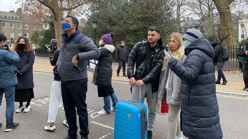 投票期间，有外籍人士对活动表示好奇，有在场港人向其讲解。（记者邢博泓摄影）