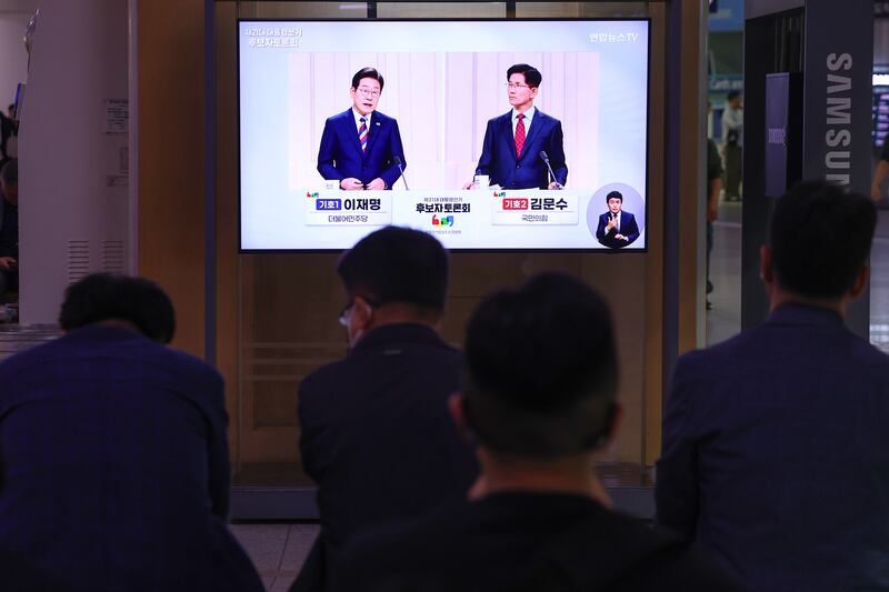 제21대 대통령선거 후보 정치분야 TV토론회가 열린 지난달 27일 서울역 대합실에서 시민들이 토론회 중계방송을 지켜보고 있다. 2025.5.27