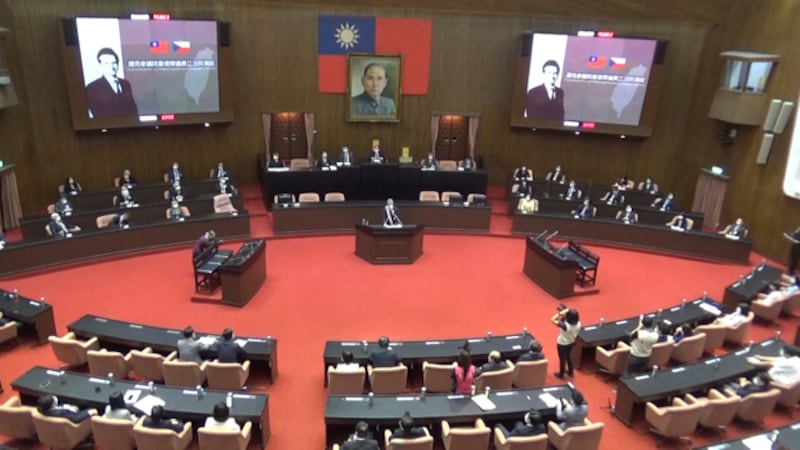 捷克议长维特齐受到台湾立法院长游锡堃邀请在立法院演讲,受颁一等奖章表彰他不畏强权,在国际社会支持台湾。(记者夏小华摄)