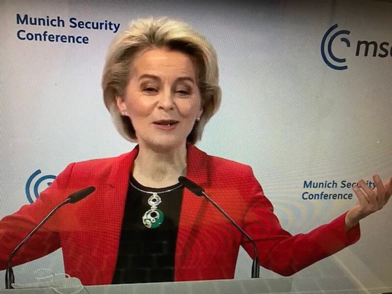 欧盟执行委员会主席冯德莱恩更强硬指控俄罗斯和中国都在寻求取代现行国际规则,偏好强者为王甚于法治。(蔡凌提供)