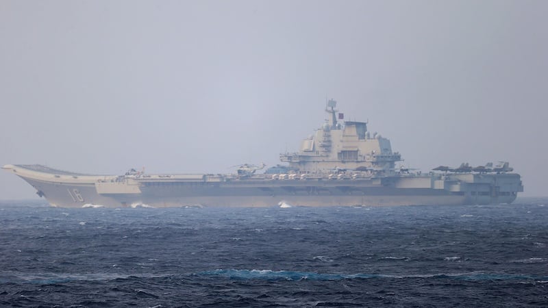 由日本自卫队拍摄，2021年4月4日，日本防卫省联合参谋部发布的这张分发照片中，中国航母辽宁号驶向冲绳岛附近的宫古海峡，驶向太平洋。 （路透社）